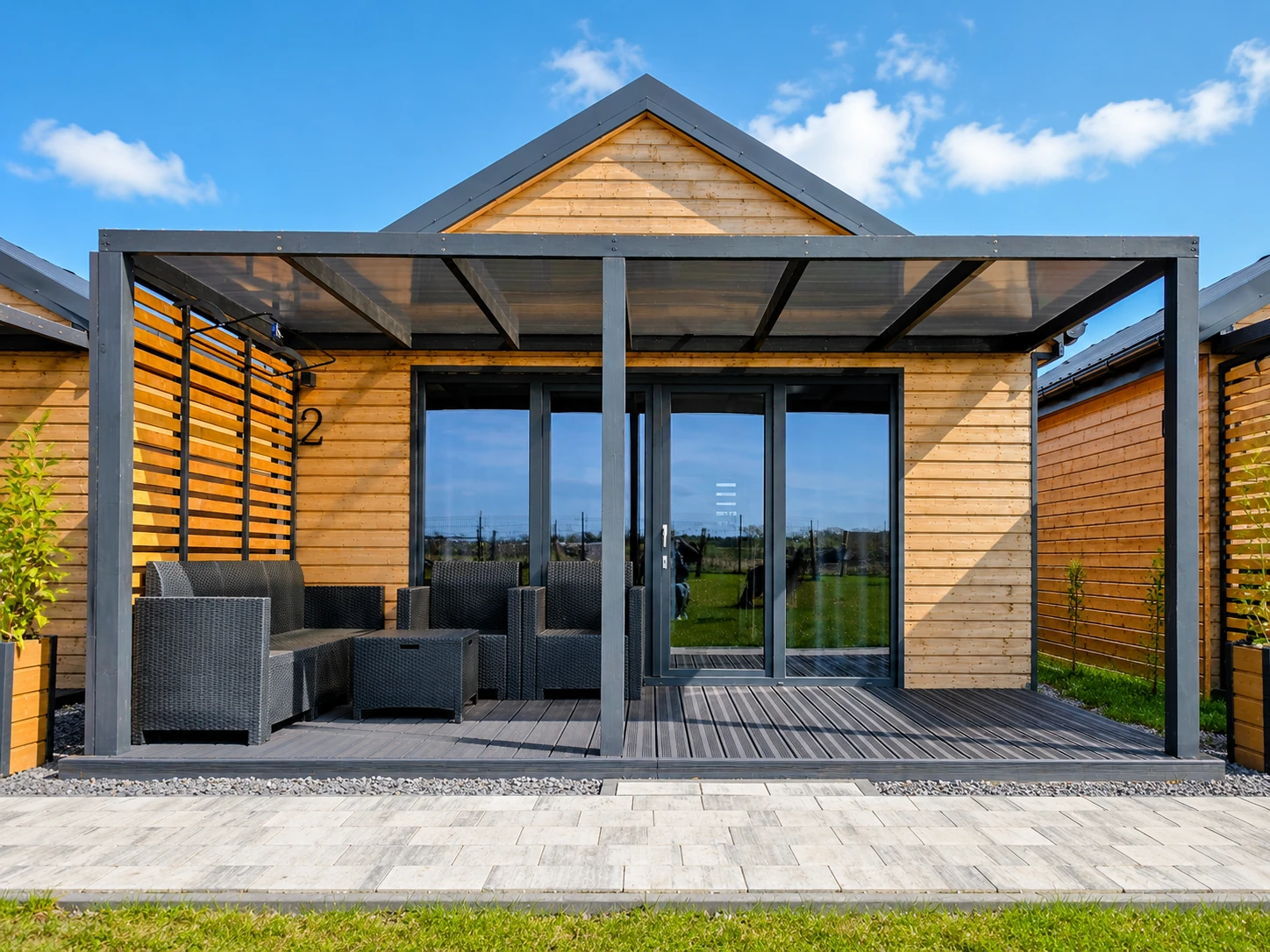 Ferienhaus RELAXO Nummer 2 mit Terrasse und Gartenmöbeln