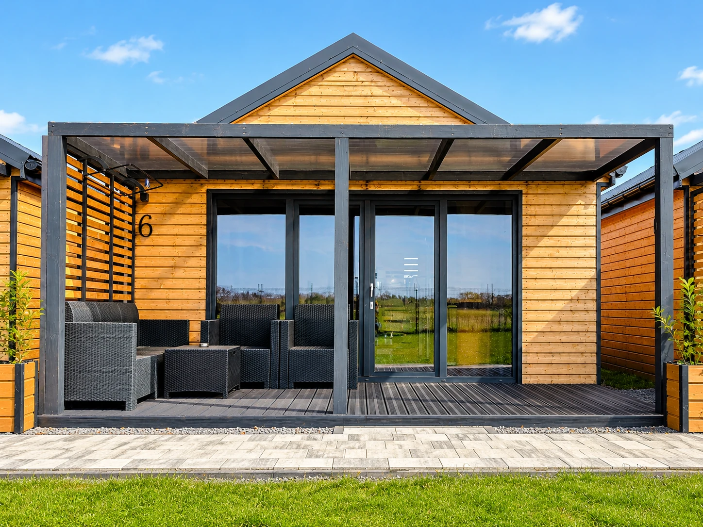 Ferienhaus RELAXO Nummer 6 mit Terrasse und Gartenmöbeln