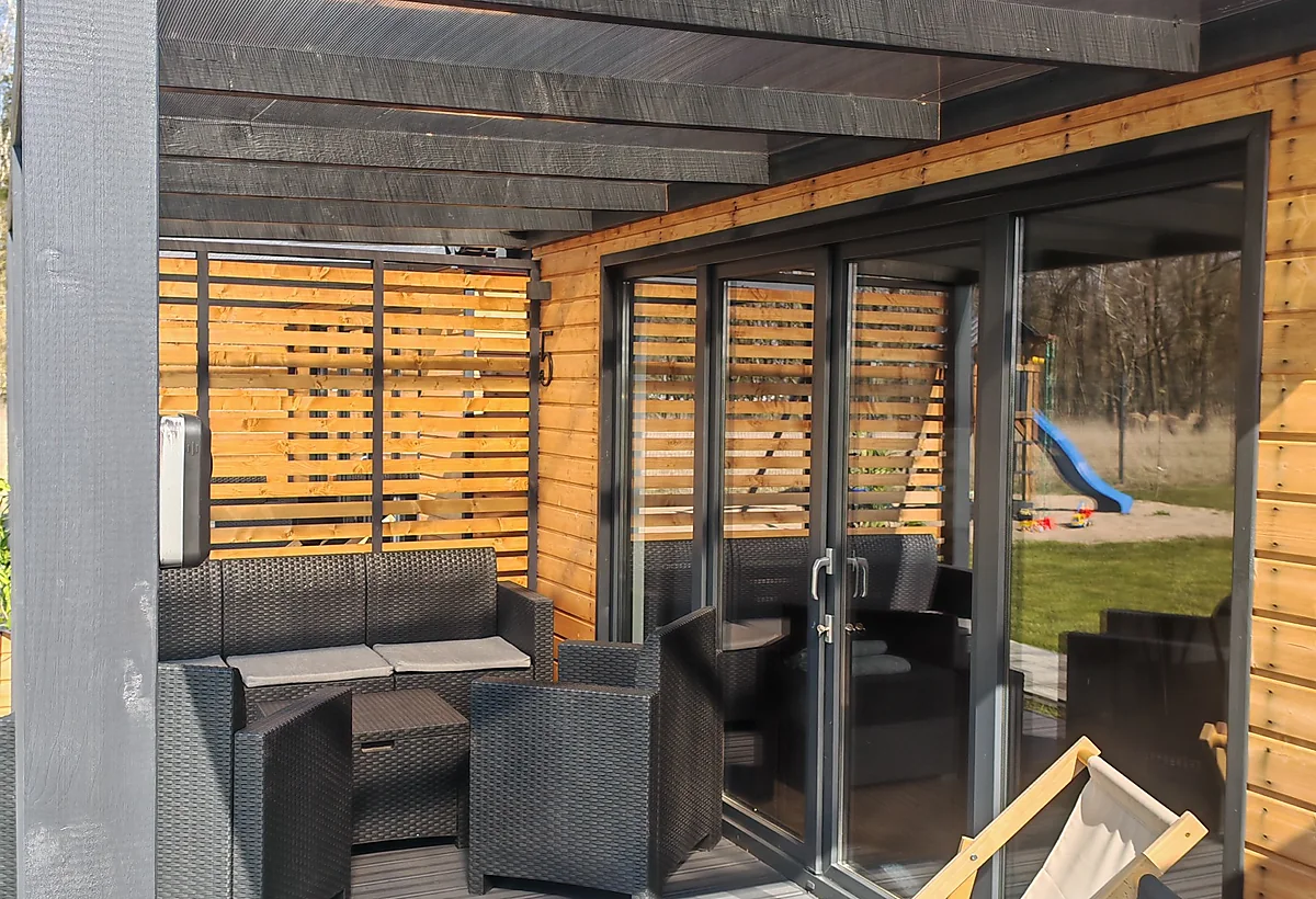 Terrasse mit Gartenmöbeln bei RELAXO Rewal